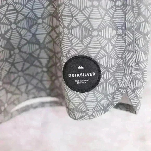 QuikSilver Boardshort Size 34 grey/graphic pattern w/front pockets and back velc - Picture 2 of 9